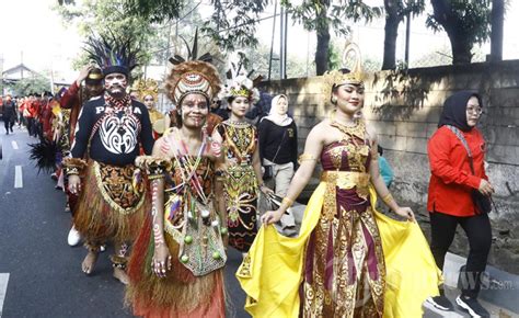 Peserta Kirab Upacara Hut Ke Ri Di Sekolah Partai Pdip Jaksel Foto