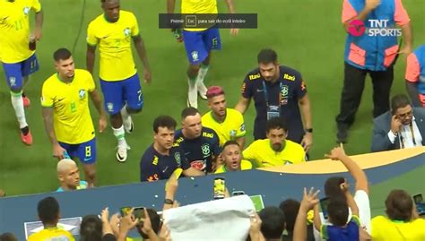 Neymar mostra indignação após ser atingido por saco de pipoca Não