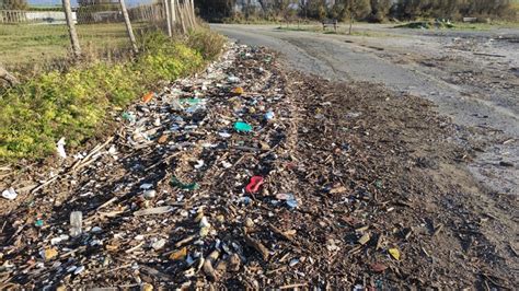 Cumuli Di Rifiuti Trascinati Dopo Mareggiata A Fiumicino Primopiano