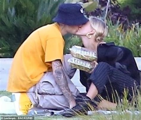 Justin And Hailey Bieber Got Cozy During A Romantic Picnic In The Park