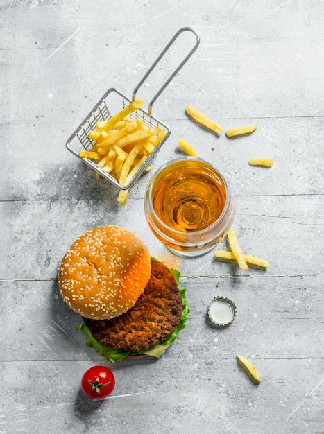 Hambúrguer cerveja e batata frita Foto Premium