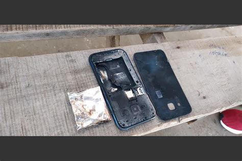 LoAsombroso Explota la batería de su teléfono celular y queda herido