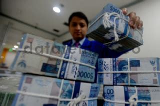 Uang Rupiah Di Cash Center Bank Mandiri DATATEMPO