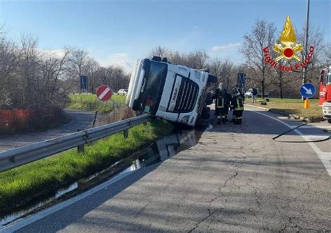 Tir Ribaltato In Via Sicilia A Gallarate VareseNews Foto