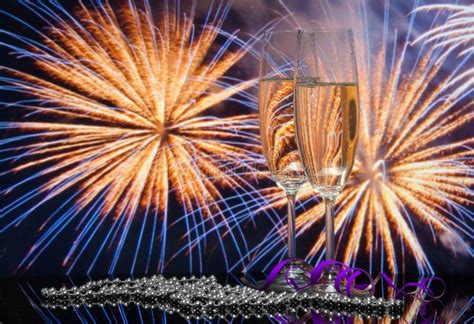 Glazen Met Champagne Tegen Vuurwerk Stock Foto Image Of Motie