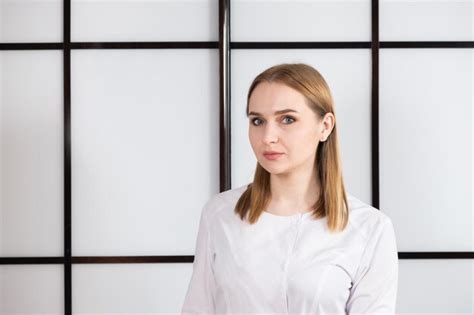 Retrato De Un Joven M Dico Rubio Con Un Uniforme Blanco Sobre Un Fondo