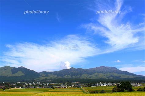 秋の阿蘇ミルクロードから見る阿蘇市街と阿蘇の山並み熊本県 写真素材 [ 6657860 ] フォトライブラリー Photolibrary