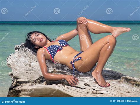 Attraktive Frau Im Bikini Stockfoto Bild Von Haar Frau 131352450