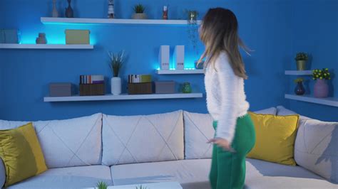 enojado joven mujer teniendo un nervioso Descompostura se convierte