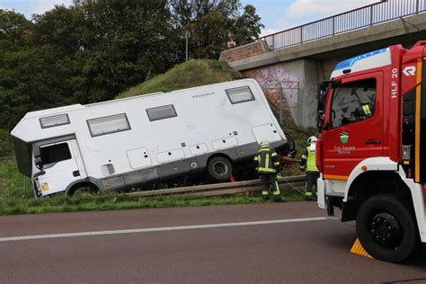 Unfall A14 Wohnwagen Kracht Gegen Leitplanke Und Kippt Um