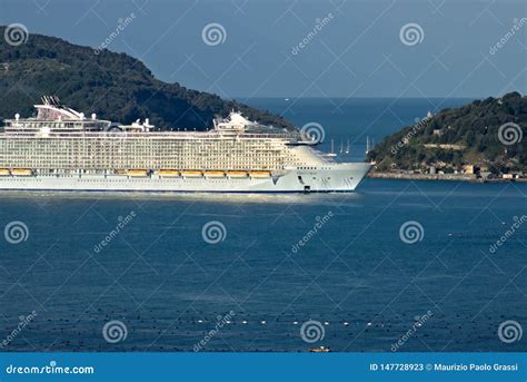 O Sis Do Navio De Cruzeiros Dos Mares No Mar Mediterr Neo No La Spezia