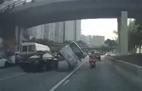 私家車太子道東偷切線 撞翻七人車險壓死鐵騎士 惹網民激烈批評 社會事