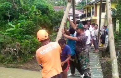 Diterjang Banjir Tni Ikut Bangun Jembatan Darurat Di Gumelar Jurnal