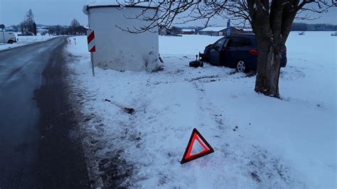 Schnee Glätte Pkw rutscht gegen Kapelle Wasserburger Stimme