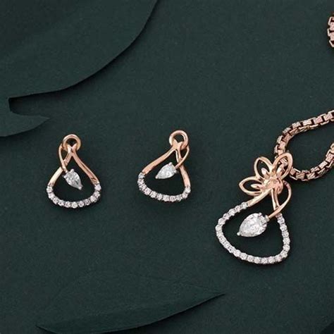 Pin By Hani On Jewellery Diamond Pendant Sets Diamond Pendants