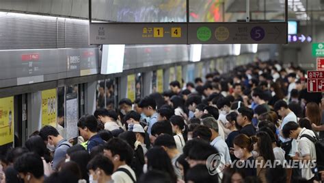 출근길 지하철 기다리는 시민들 연합뉴스