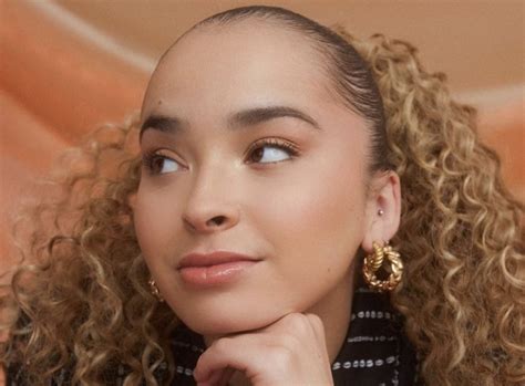 Ella Eyre Drops Bikini Thirst Trap Photos Showing Six Pack Abs In The