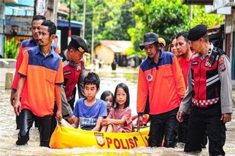 Banjir Kota Tebing Tinggi Kemensos Langsung Salurkan Berbagai Bantuan