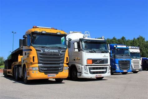 Biała DAF XF Euro6 Ciężarówka Obraz Editorial Obraz złożonej z