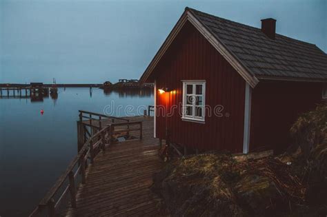 Las Casas Del Rorbu De Noruega Y Las Rocas De Las Monta As Sobre El