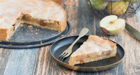 Gedeckter Apfelkuchen Backen macht glücklich