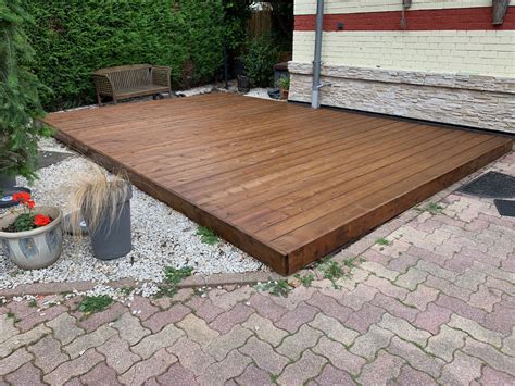 Réalisation d une terrasse modulaire en bois sur une zone en terre