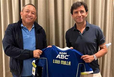 Luis Milla Sudah Di Bandung Intip Foto Foto Pelatih Baru Persib