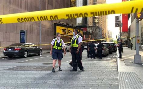 Bala Perdida Hiere A Un Hombre En Times Square