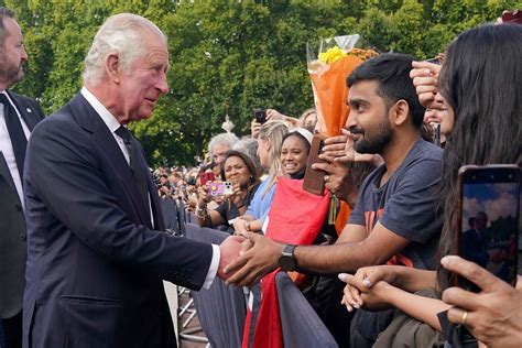 Weemoedig Nemen De Britten Afscheid Van Hun Vorstin En Van Wat Nooit