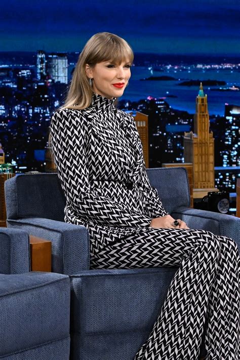 Taylor Swift Wears Chevron Suit on ‘The Tonight Show Starring Jimmy