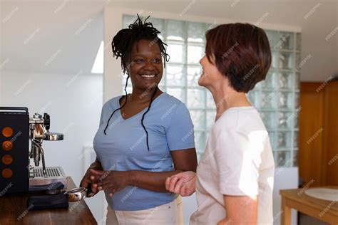 Free Photo Medium Shot Lesbian Couple Making Coffee