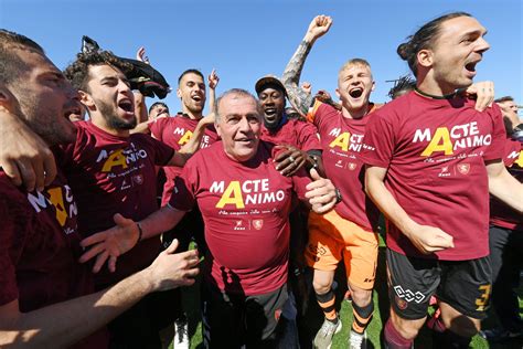 Serie B Salernitana Promossa In Serie A Che Festa Sul Campo Foto