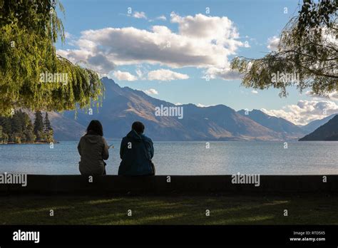 Los Turistas Y Lugare Os En Teh Beach En Queenstown El Lago Wakatipu