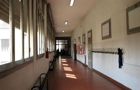 Palpeggiava Gli Studenti In Classe Prof Arrestato Per Violenza Sessuale