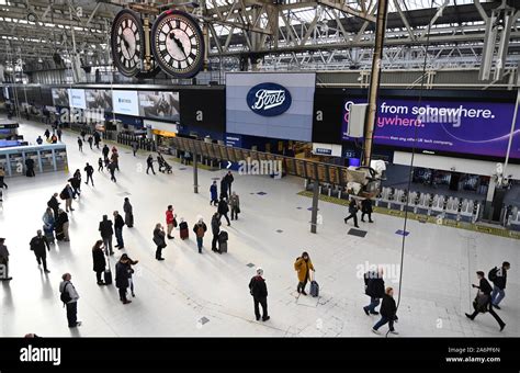 Under Clock Waterloo Station Concourse Hi Res Stock Photography And