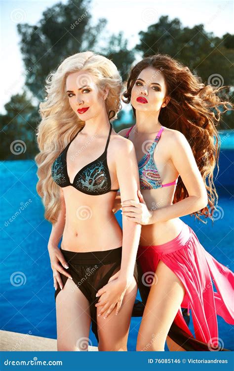 Pi Kne Seksowne Kobiety Pozuje W Swimsuit Bikini Modele Z D Ugim