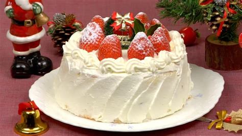 Christmas Cake Recipe (Strawberry Sponge Cake) - Cooking with Dog