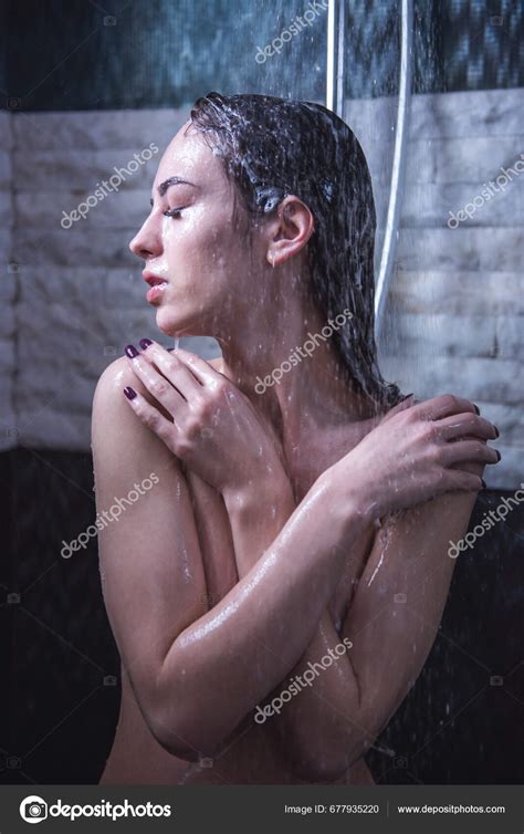 Hermosa Mujer Joven Desnuda Est Tomando Ducha Ba O Foto De Stock