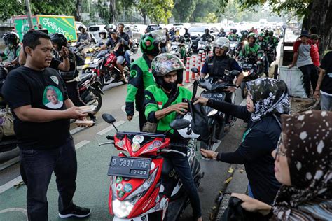 Kowarteg Gelar Ngabuburit Ceria Berbagi Makanan Untuk Pengguna Jalan