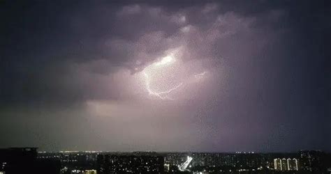 雷阵雨云团向东偏南移动，北京两地将有强降雨 7级大风 冰雹 雷阵雨 大风 多云 新浪新闻