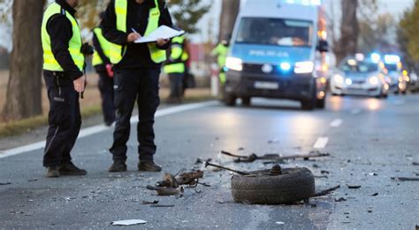 Wielkopolska Dwa Tragiczne Wypadki W Wi Teczn Niedziel L Dowa