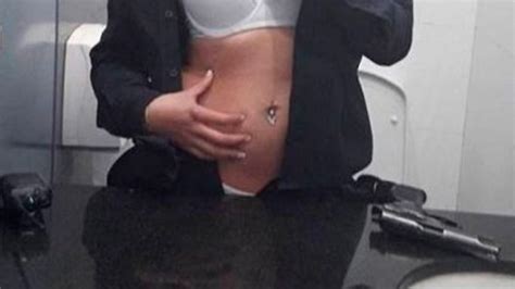 Desafectaron a mujer policía por sacarse fotos hot con el uniforme y el arma r argentina