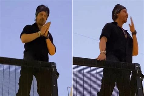 Shah Rukh Khan पठान की सफलता के बाद मन्नत पर उमड़ी फैंस की भीड़