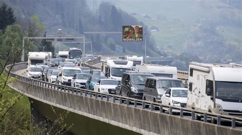 Bereits Kilometer Oster R Ckreise Stau Vor Gotthard S Dportal W Chst