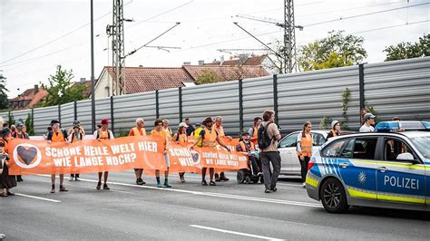 Nach Klima Blockade Der B In W Rzburg Sieben Aktivisten Der Letzten