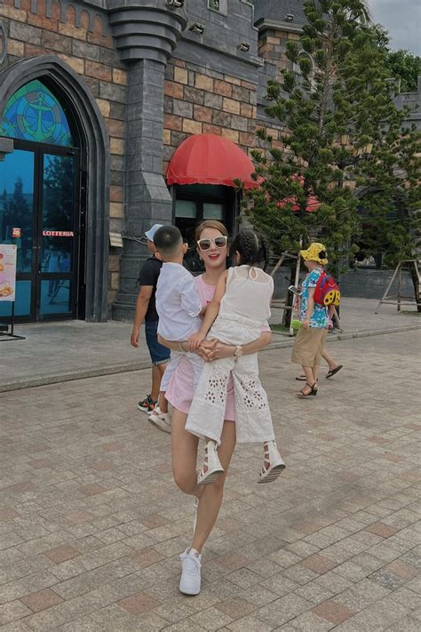 Thay vì đánh chừa khi con ngã hot mom này lại có cách dạy con cực