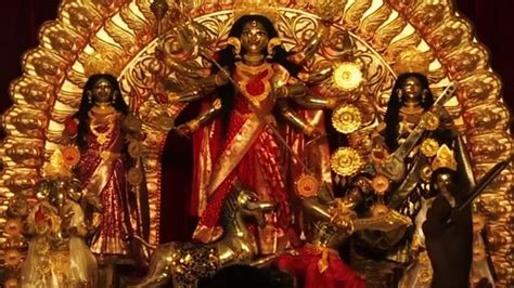 Durga Pujaकोलकाता की दुर्गा पूजा में 1000 किलो की मूर्ति 11 फीट ऊंची