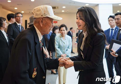 625 참전 유공자와 대화하는 김건희 여사 네이트 뉴스