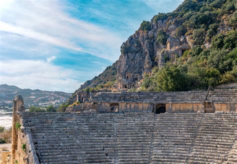 Les Ruines De L amphithéâtre Antique Sur Fond De La Célèbre Nécropole