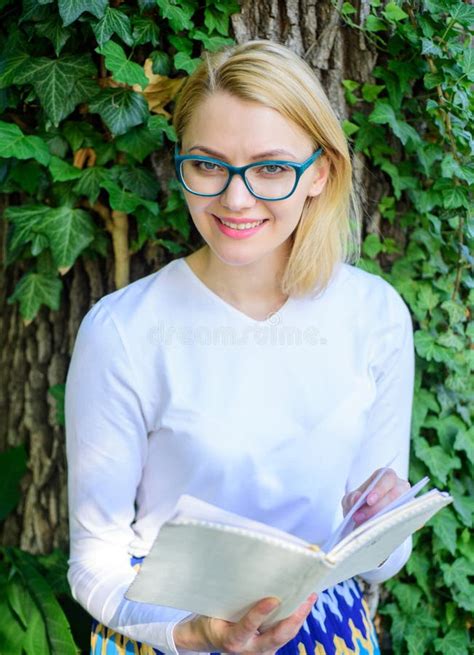La Fille Désireuse Sur Le Livre Continuent La Lecture Coupure Blonde De